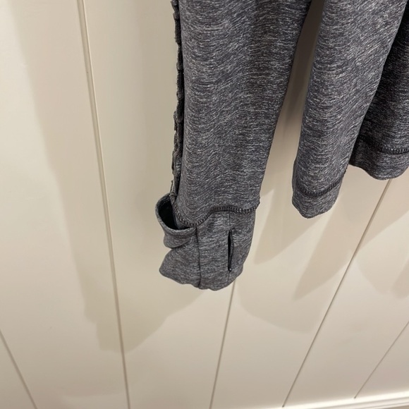 Lululemon Gray 1/2 Zip Pullover Long Sleeve Top—Beautiful Fabric!! EUC!  Size 6 - Picture 4 of 10